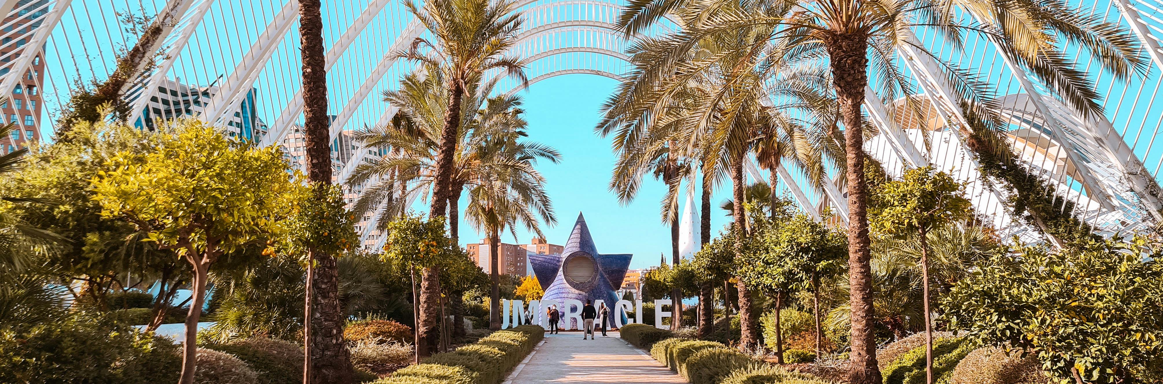 Ein botanischer Garten in Valencia mit blauem Himmel im Hintergrund
