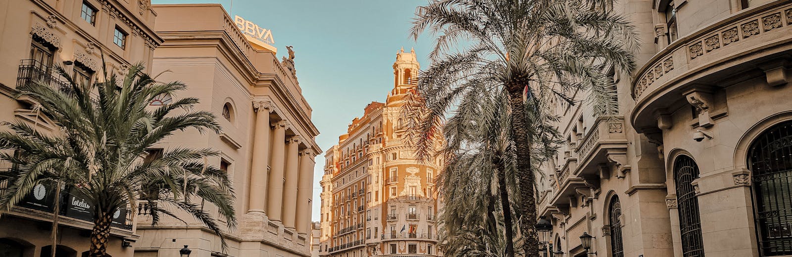 Eine belebte Straße in Valencia