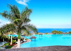 Work as French-speaking hotel staff in Greece, Spain, Maldives or Cyprus!