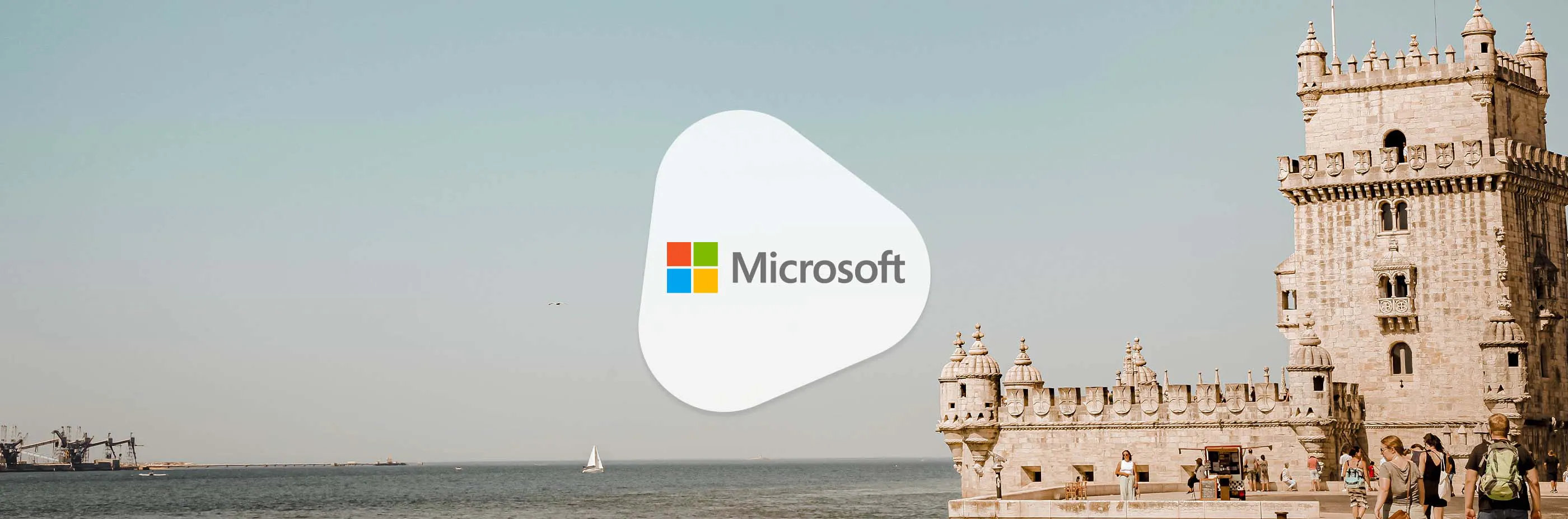 Microsoft Logo vor dem Meer
