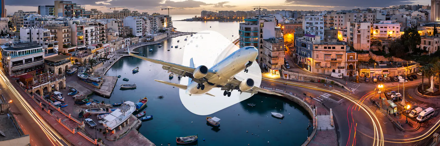 Flugzeug in einem Hafenbecken bei Dämmerung, umgeben von Booten und Stadtgebäuden, mit Straßenlaternen und Lichtspuren.