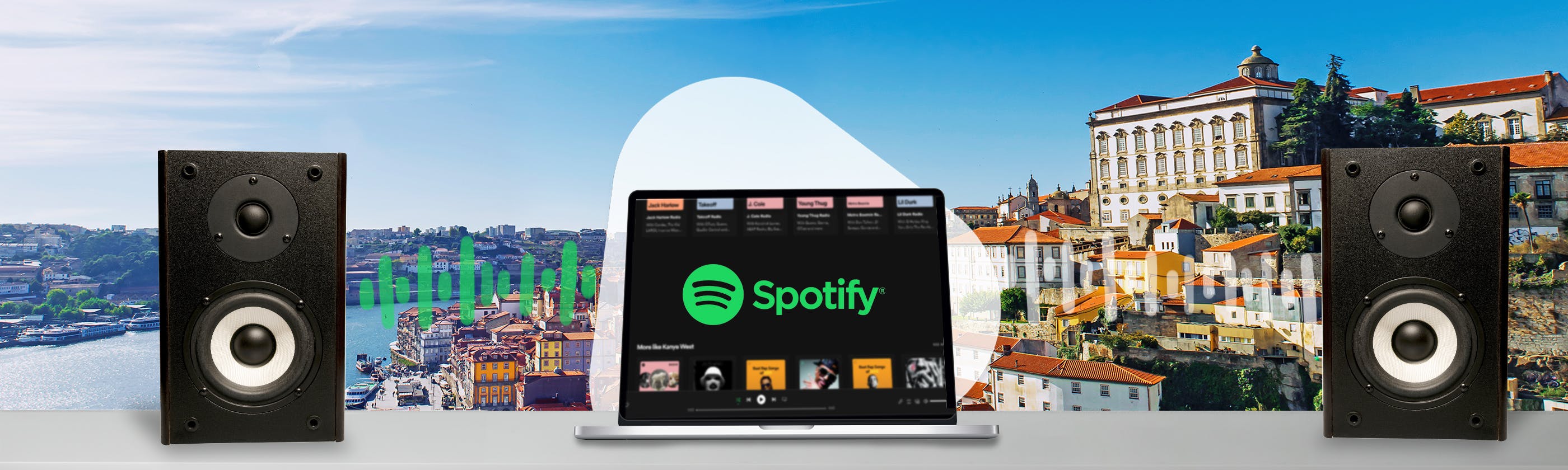 Laptop mit spotify geöffnet vor portugiesischer stadt