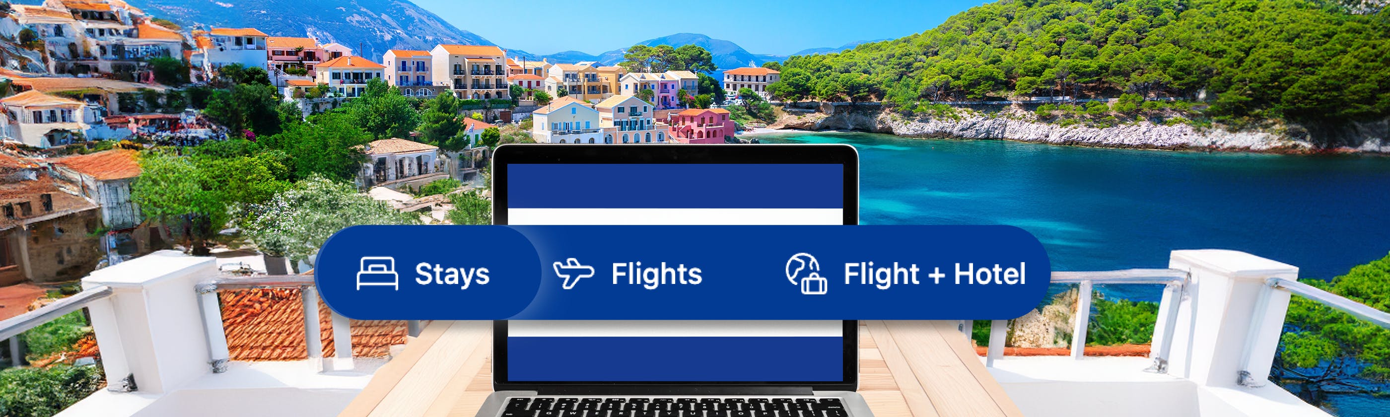 laptop in griechenland mit Reiseitems