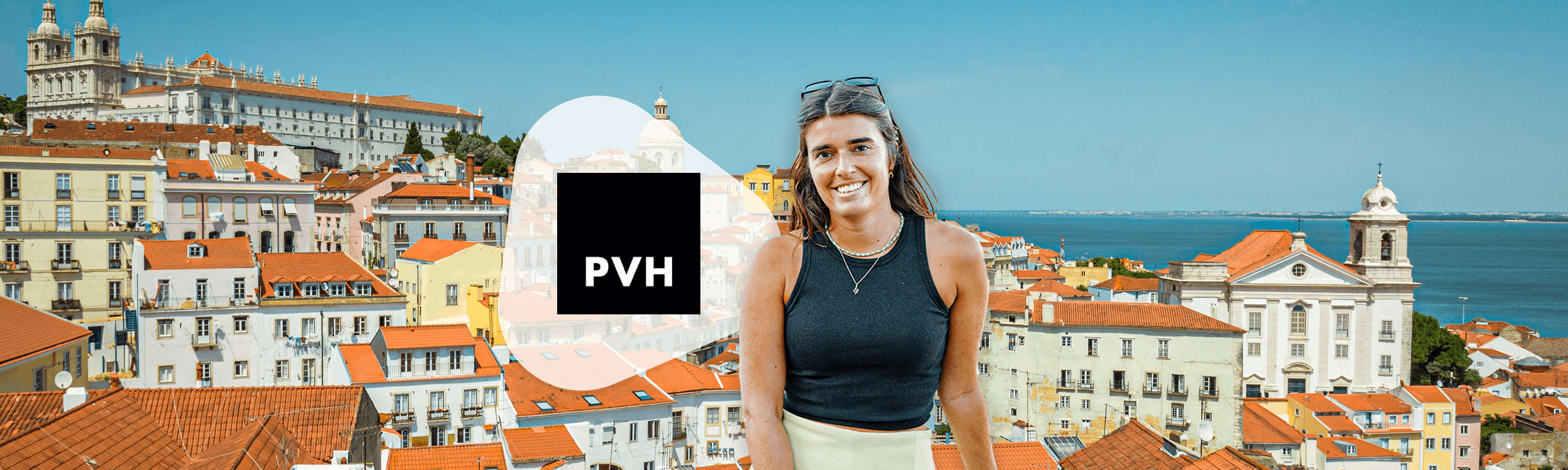 Lachende vrouw met logo PVH voor gebouwen in Lissabon