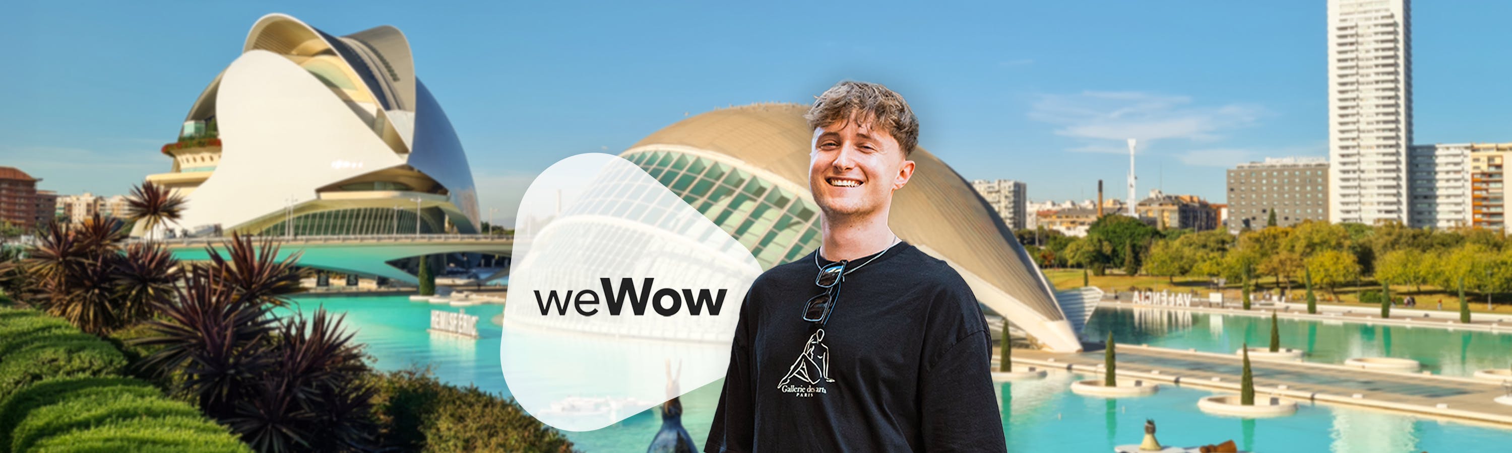 Een jongen staat rechts naast het weWow-logo voor een Ciudad de les Artes in Valencia