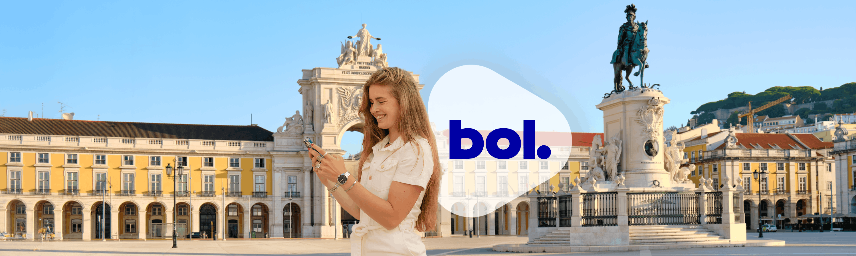 Meisje met wit shirt typt op haar telefoon naast het bol-logo