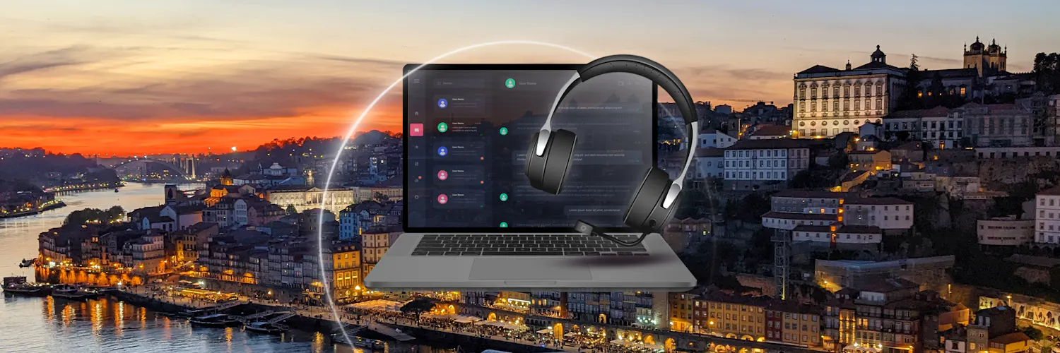 Laptop und Kopfhörer und im Hintergrund Porto bei Nacht