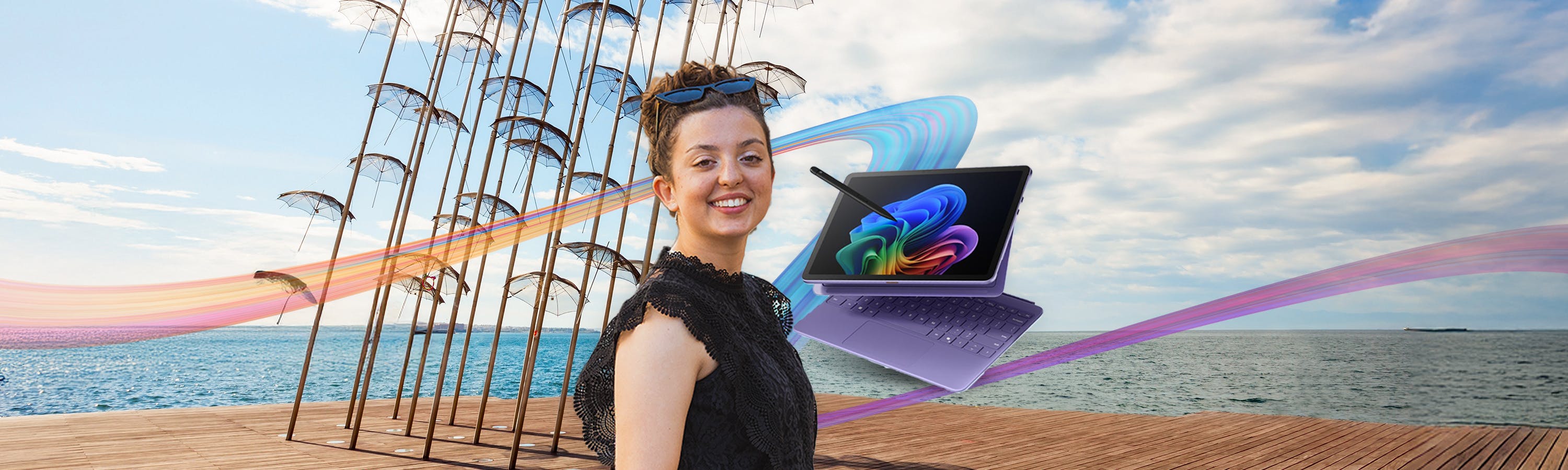 Meisje met laptop en toetsenbord en op de achtergrond paraplu's en de zee