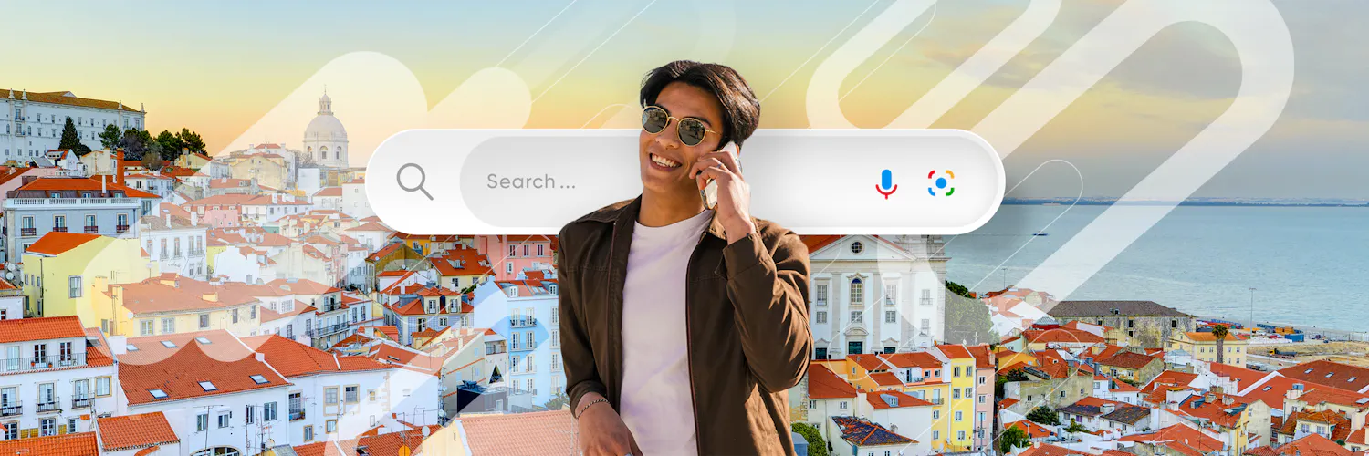 Lächelnde Person mit Kopfhörern hält ein Smartphone vor einer Stadtsilhouette bei Sonnenuntergang; Suchleiste und Icons oben.