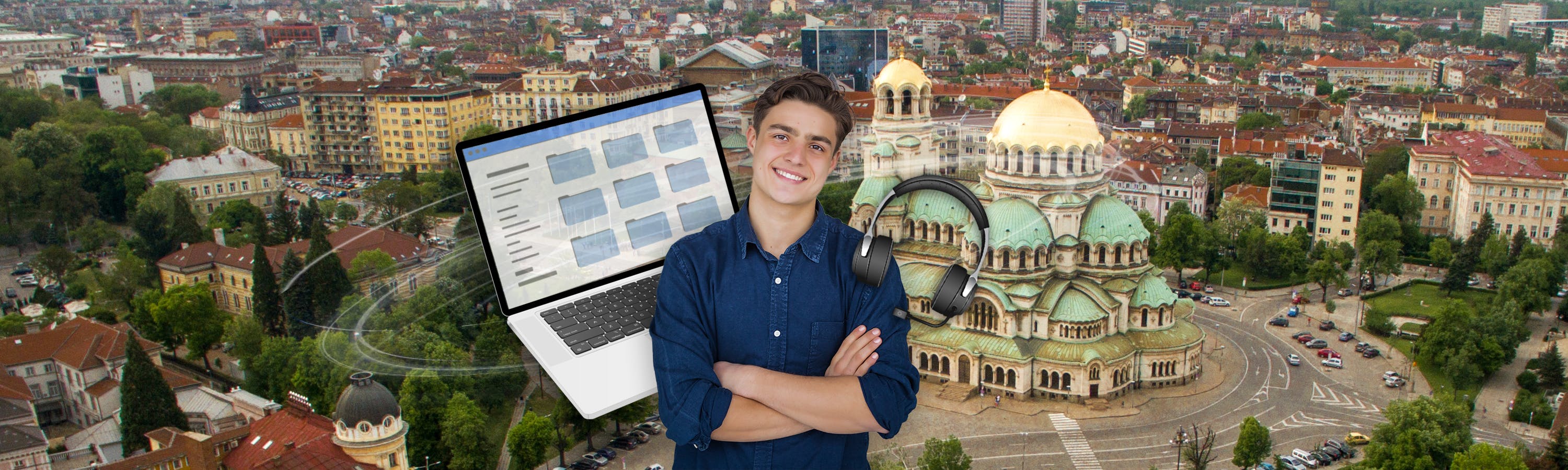 Junge vor einem Laptop mit Dateiordnern, daneben ein Kopfhörer und im Hintergrund die Stadt Sofia