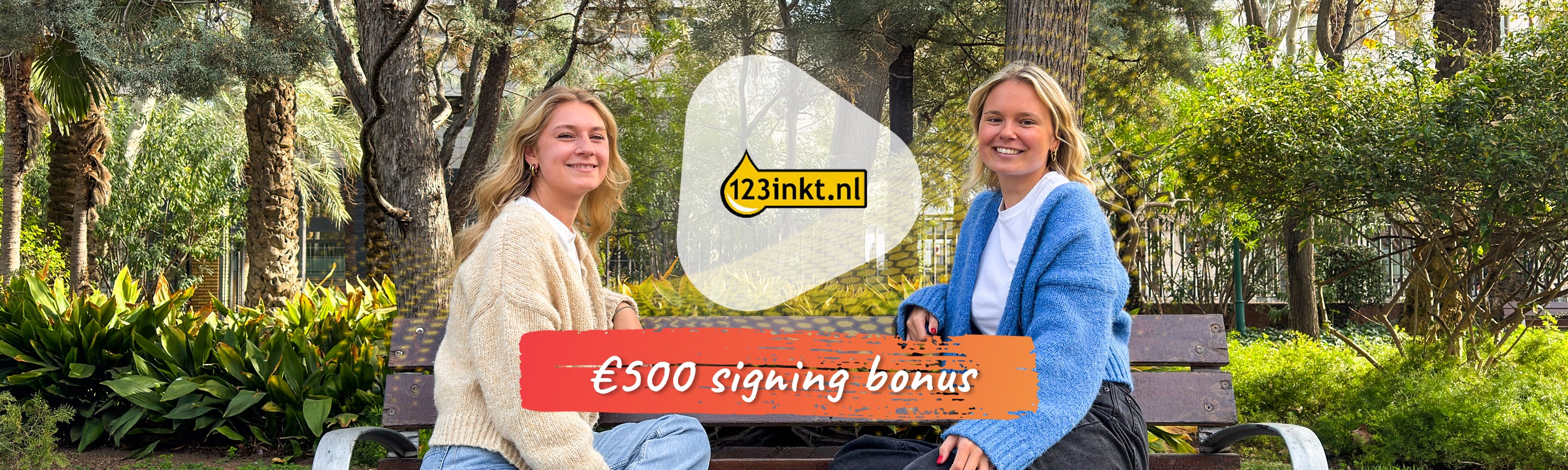orange sign with "€500 signing bonus" in front of two girls on a bench and the 123inkt logo