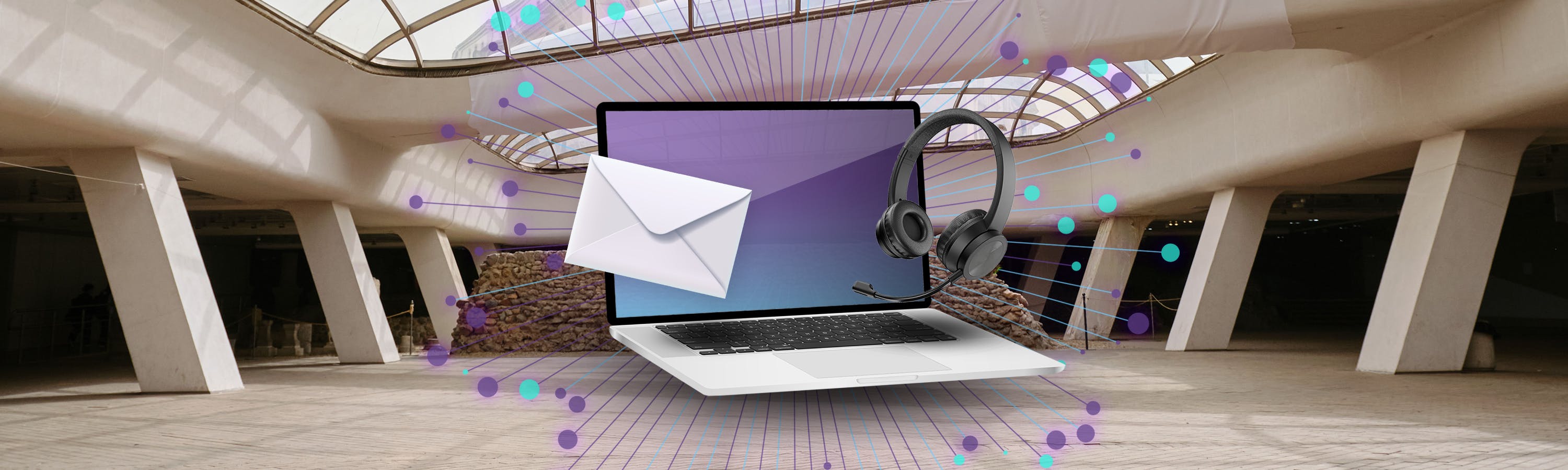 Een laptop met een witte envelop en zwarte koptelefoon