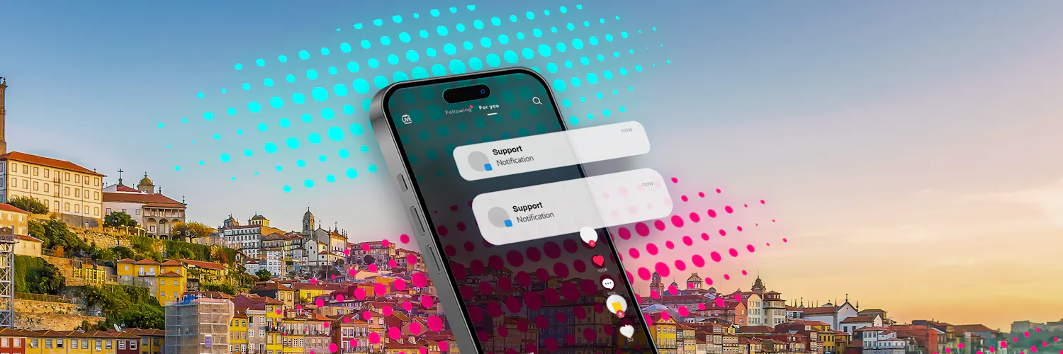 Handy vor Porto auf dem Bildschirm ist eine Social Media Plattform zu sehen. Es gibt 2 Notifications