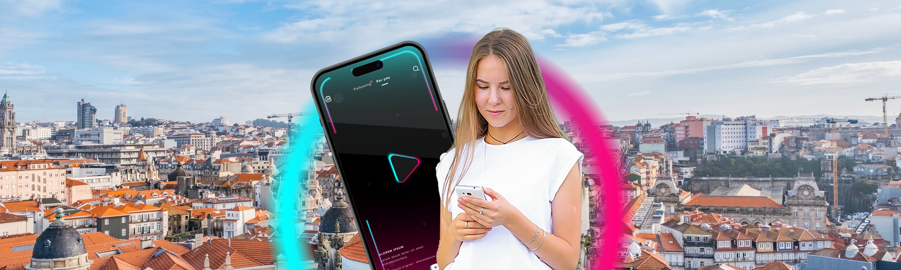 Mädchen mit Handy in der Hand vor Porto. Das Handy zeigt eine Socislmedia Plattform