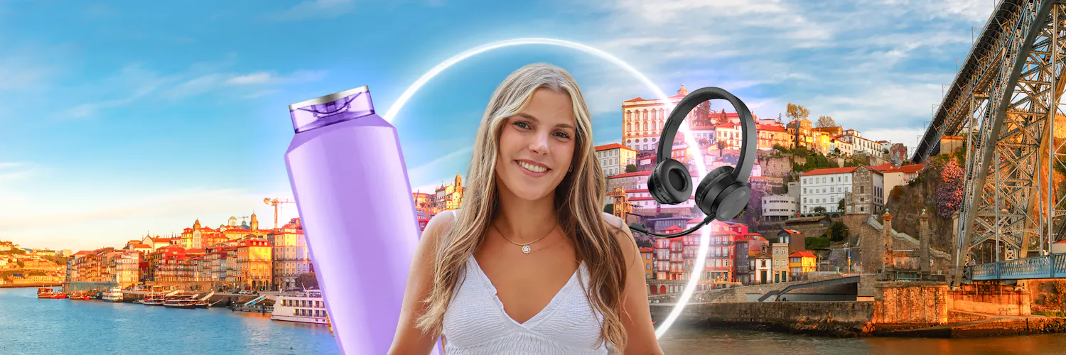 mädchen mit blonden haaren steht neben einem handy und einer flasche in porto bei blauem himmel