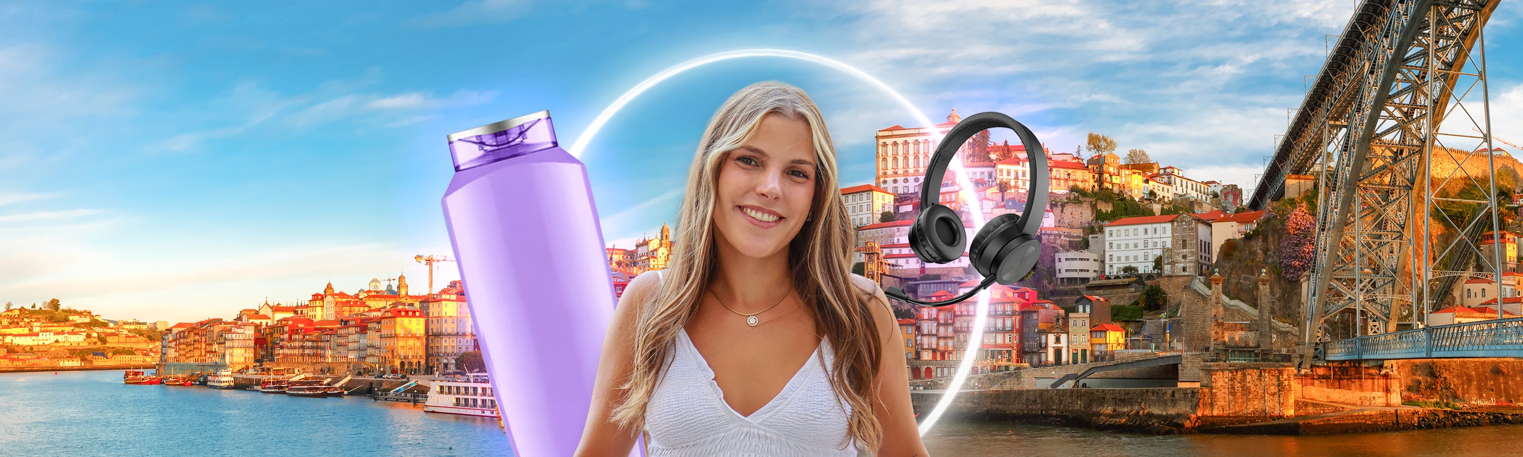 mädchen mit blonden haaren steht neben einem handy und einer flasche in porto bei blauem himmel