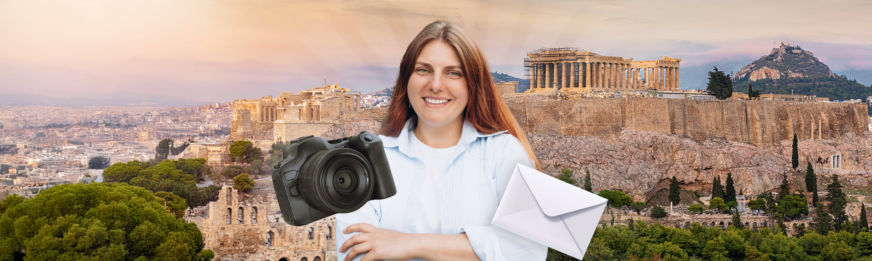 Frau mit weißem Umschlag, Kamera und Athen im Hintergrund.