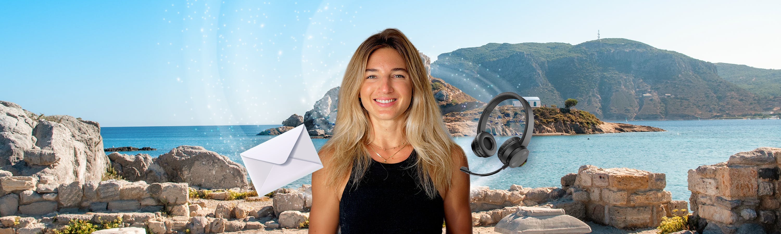 Mädchen mit blonden haaren steht neben umschlägen vor dem meer