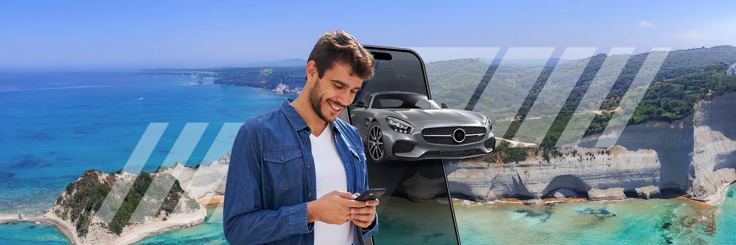 Jongen met telefoon in zijn hand en achter hem een telefoonscherm met een grijze auto en op de achtergrond een kristalheldere zee