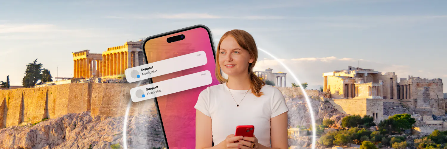 Frau steht draußen, hält ein Smartphone, daneben ist ein Handy-Display mit Text zu Support-Benachrichtigungen zu sehen.