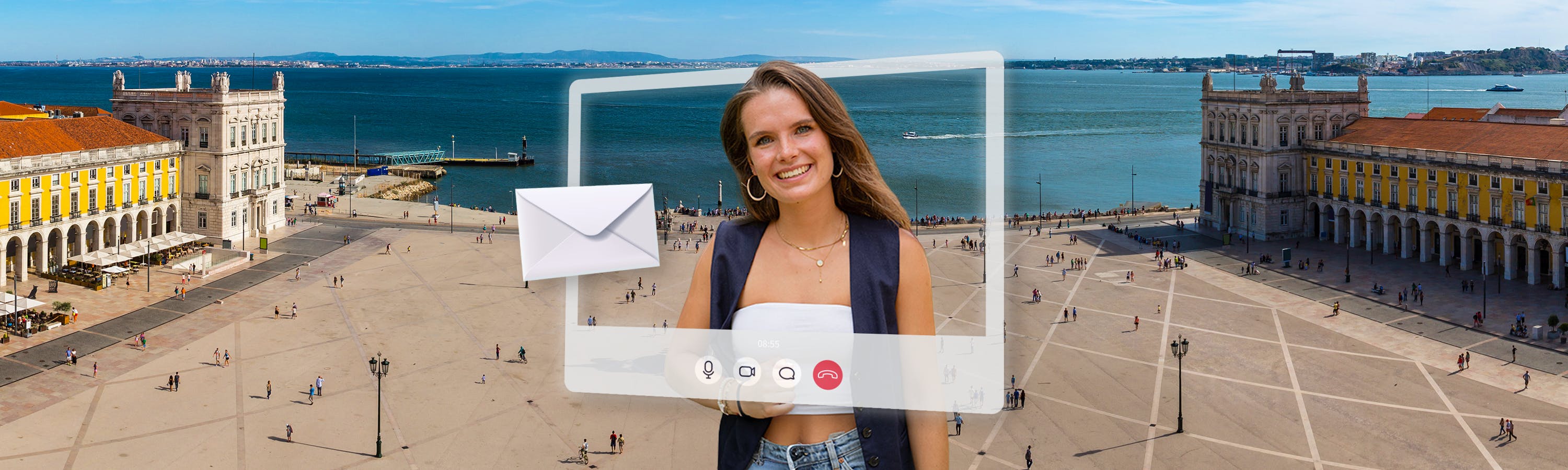 Meisje naast witte envelop in een frame. Met op de achtergrond een plein in Lissabon