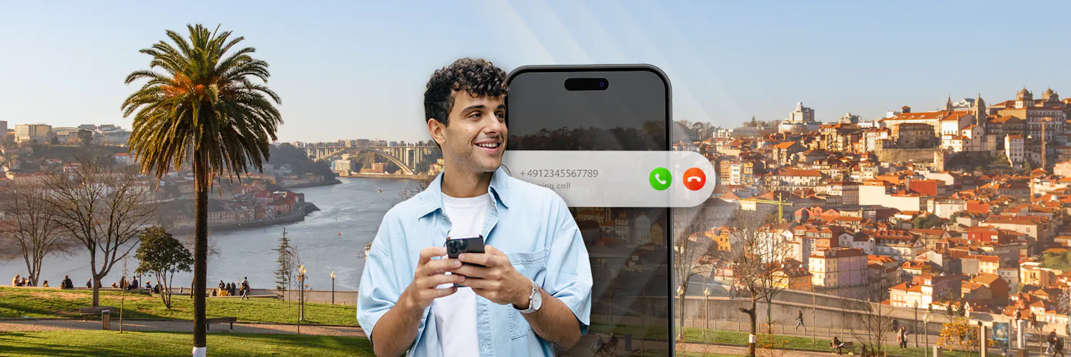 Junger Mann hält ein Smartphone in der Hand, vor einer großen Handy-Anzeige; im Hintergrund eine Stadt und eine Palme.