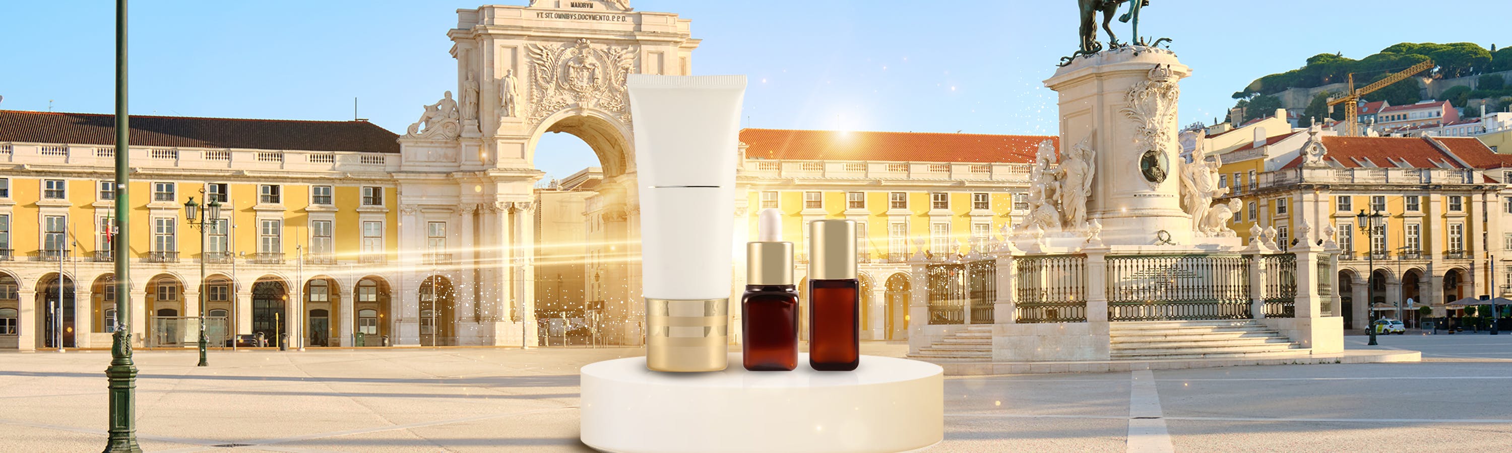 Kosmetik Produkte einer bekannten Bauty Marke auf einem Podest im sonnigen Lissabon