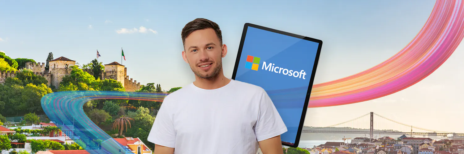 junger Mann in Lissabon. Rechts hinter ihm ein Microsoft Surface welches Microsoft zeigt.