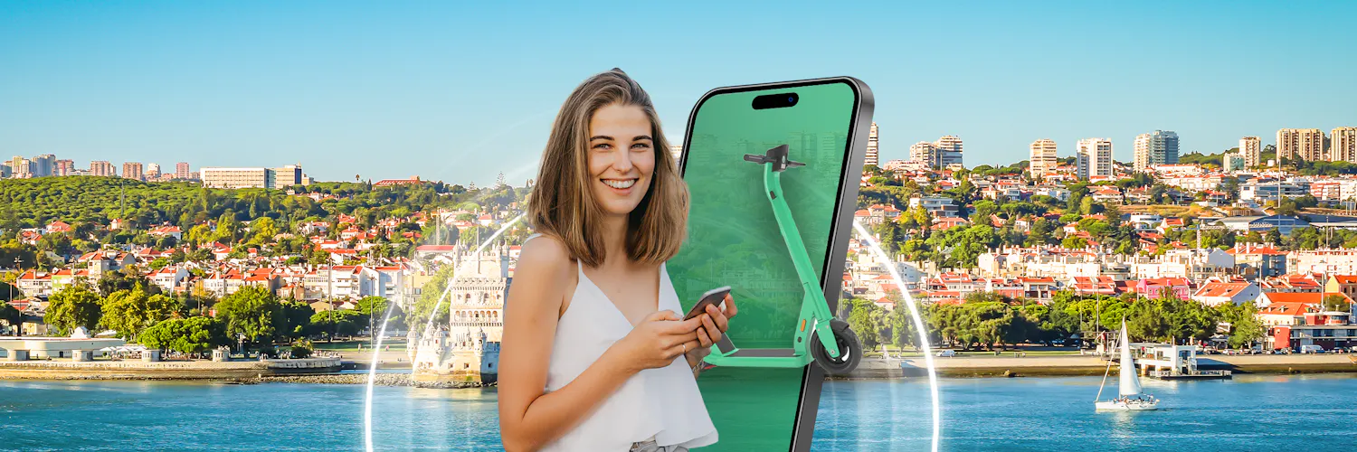 Lächelnde Frau hält ein Smartphone, auf dem ein grünes E-Scooter-Symbol zu sehen ist, vor einer Hafenstadt.