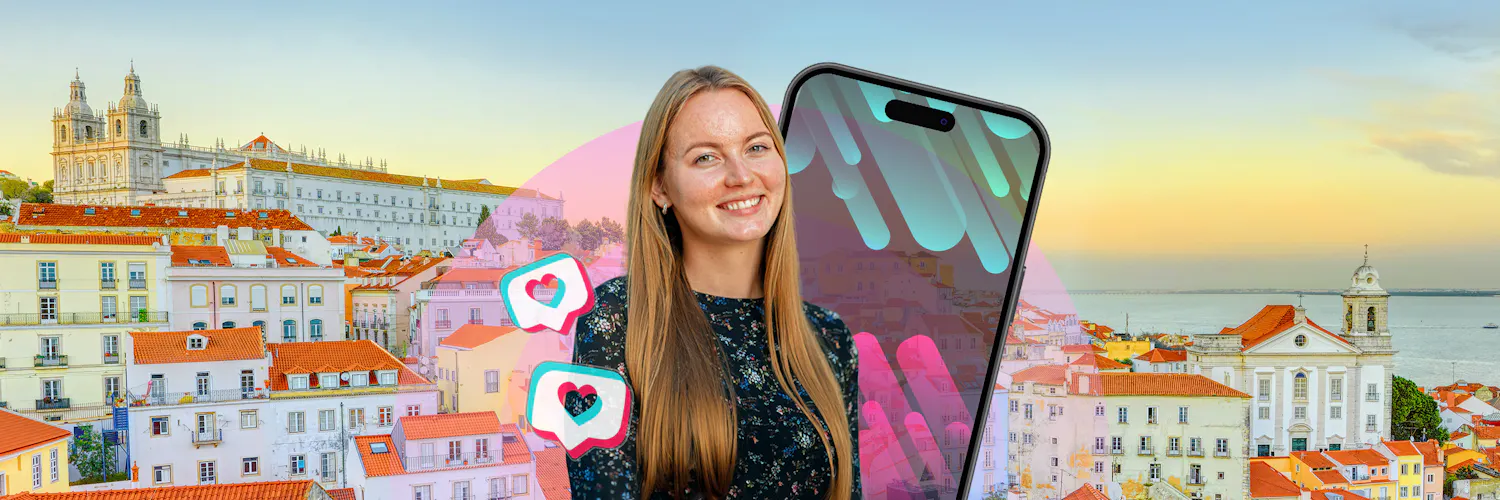 Lächelnde Frau vor einer Stadtansicht; ein Smartphone zeigt ein buntes Nachrichten-Symbol.