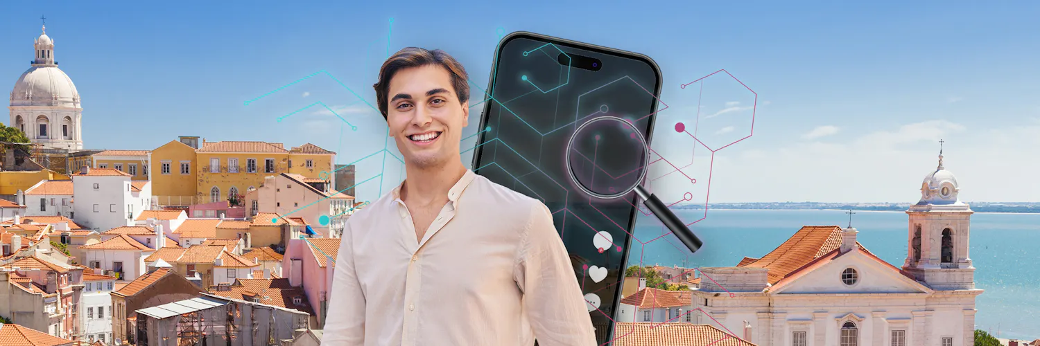 Lächelnder Mann vor einer Stadtansicht, neben einem Handy und einer Lupe mit leuchtenden Netzwerksymbolen