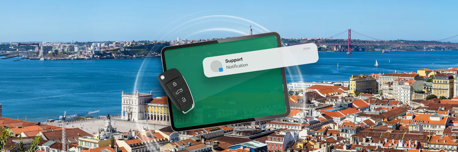Telefoon- en kaart-overlay voor een kuststad met water en rode bruggen op de achtergrond.
