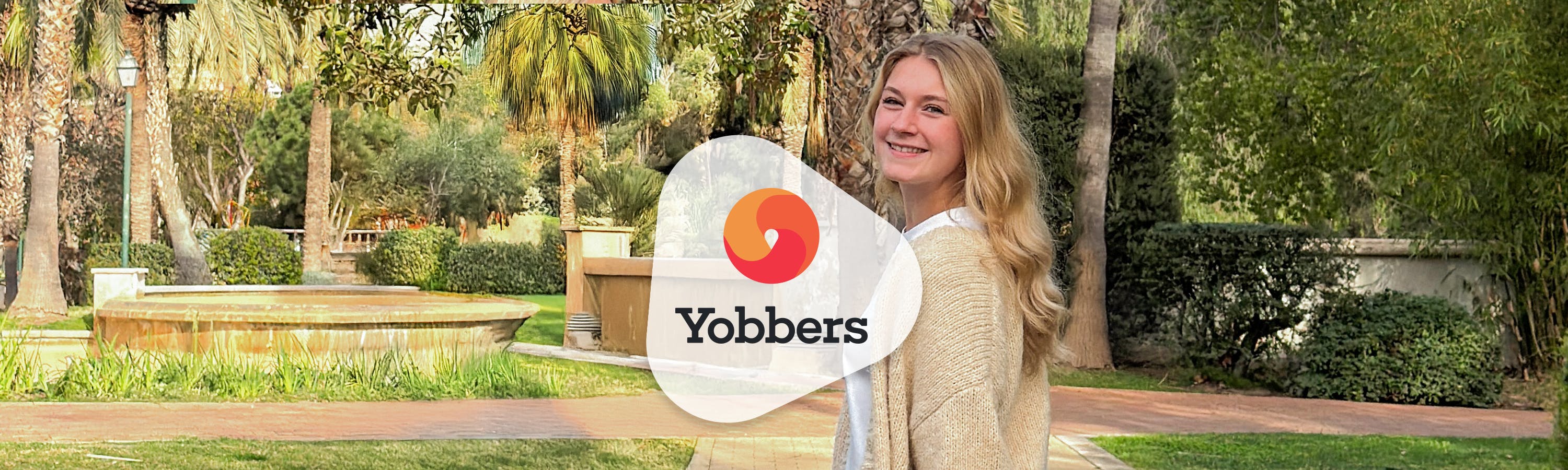 vrouw lacht naar de kamera in valencia