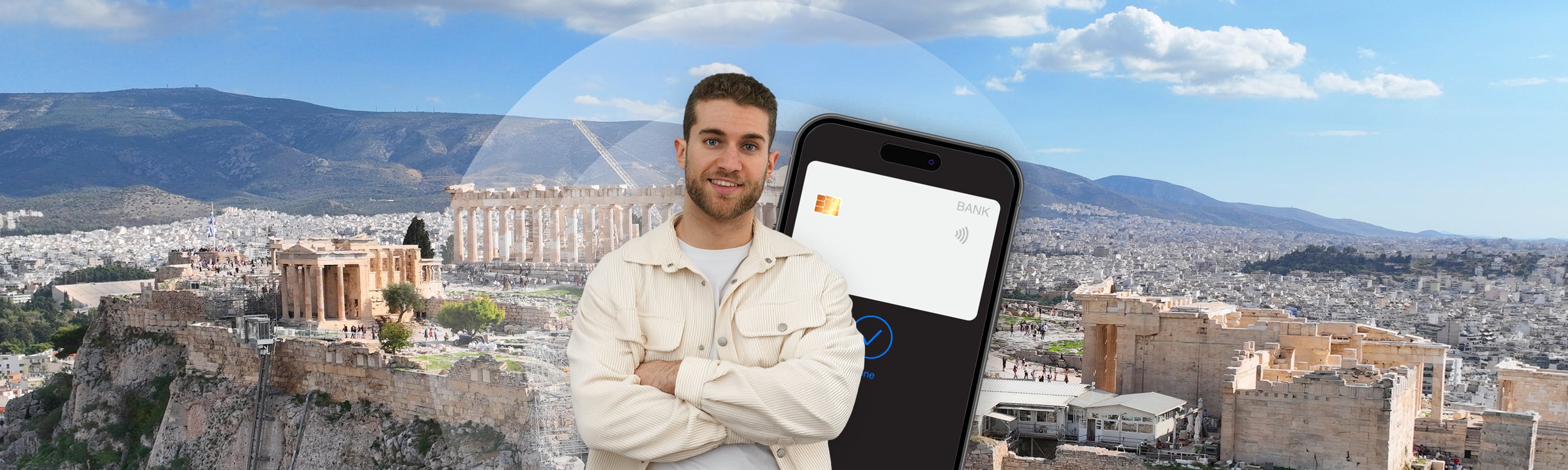 Man voor een telefoonscherm met apple-pay, met op de achtergrond Athene