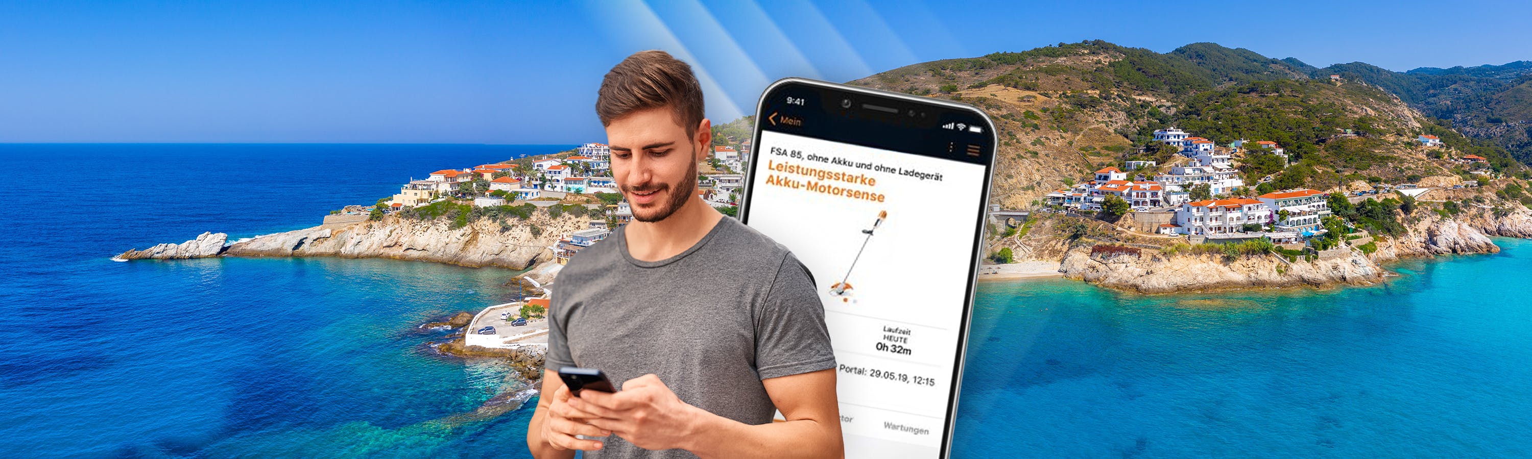 juger Mann in Griechenland. Hinter ihm ist ein Bildschirm mit geöffnetem Onlineshop eines bekannten Garten- und Forstgeräte Herstellers